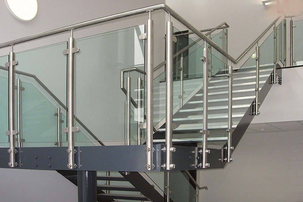 cau-thang-inox-mat-kinh